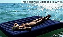 अमेचुर गर्लफ्रेंड ने समुद्र तट पर अपने बड़े स्तनों को सार्वजनिक रूप से दिखाया।